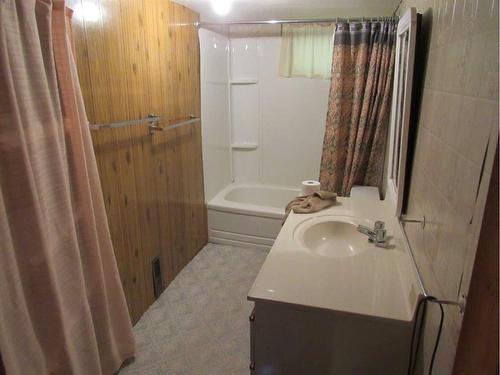 18 S 3 Street, Marwayne, AB - Indoor Photo Showing Bathroom