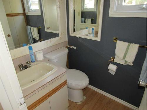 18 S 3 Street, Marwayne, AB - Indoor Photo Showing Bathroom