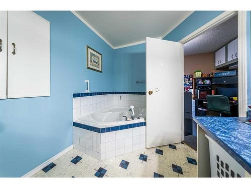 5516 49 Avenue, Lloydminster, SK - Indoor Photo Showing Bathroom