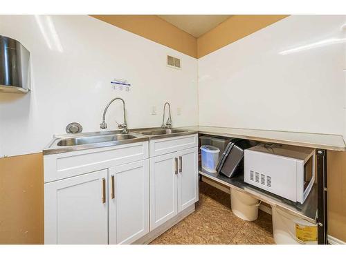 5516 49 Avenue, Lloydminster, SK - Indoor Photo Showing Kitchen With Double Sink