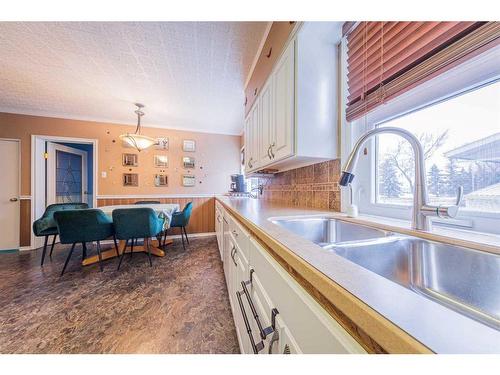 5516 49 Avenue, Lloydminster, SK - Indoor Photo Showing Kitchen With Double Sink