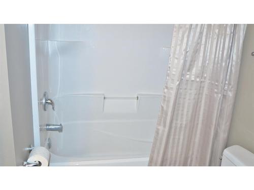 403 4Th Avenue Close, Maidstone, SK - Indoor Photo Showing Bathroom