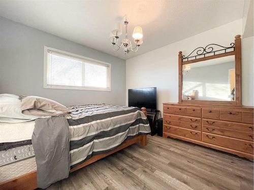 1037 17 Avenue, Wainwright, AB - Indoor Photo Showing Bedroom