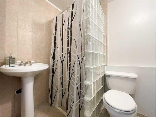 1037 17 Avenue, Wainwright, AB - Indoor Photo Showing Bathroom