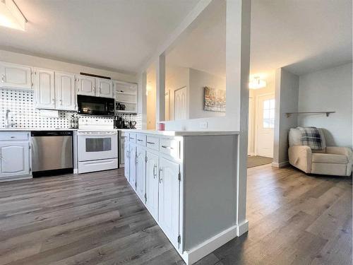 1037 17 Avenue, Wainwright, AB - Indoor Photo Showing Kitchen