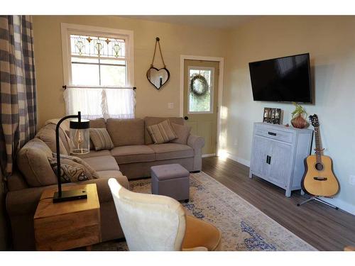 1101 3 Avenue, Wainwright, AB - Indoor Photo Showing Living Room