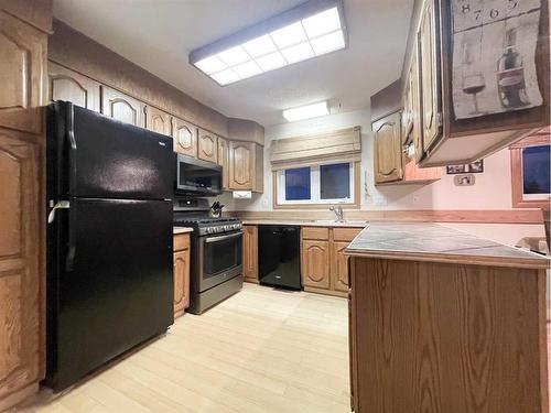 5123 55 Avenue, Edgerton, AB - Indoor Photo Showing Kitchen With Double Sink