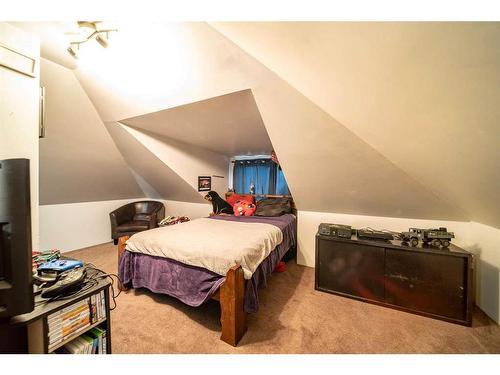 1121 4 Avenue, Wainwright, AB - Indoor Photo Showing Bedroom