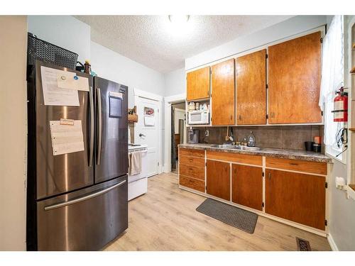 1121 4 Avenue, Wainwright, AB - Indoor Photo Showing Kitchen