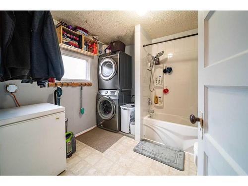 1121 4 Avenue, Wainwright, AB - Indoor Photo Showing Laundry Room