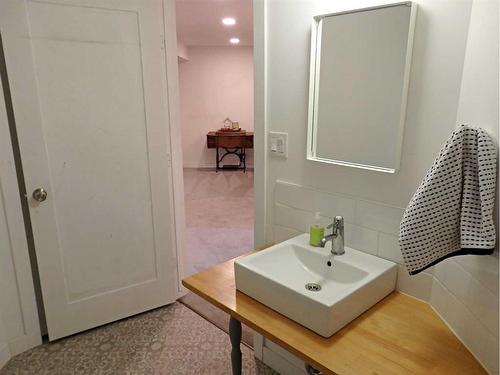 6007 51 Avenue, Vermilion, AB - Indoor Photo Showing Bathroom