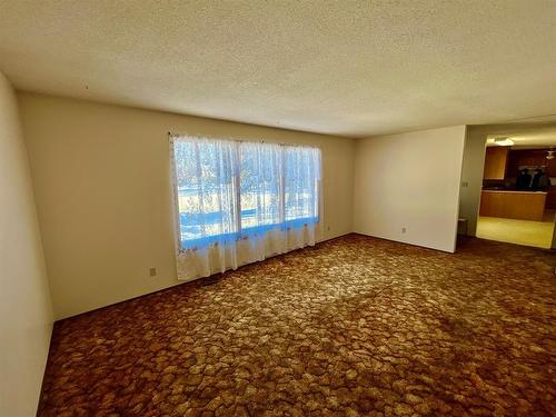 108 King Street, Maidstone, SK - Indoor Photo Showing Other Room