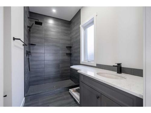 7302 37 Street Close, Lloydminster, AB - Indoor Photo Showing Bathroom