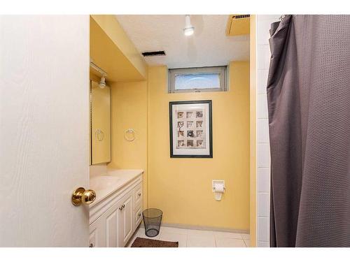 5514 38 Street, Lloydminster, AB - Indoor Photo Showing Bathroom