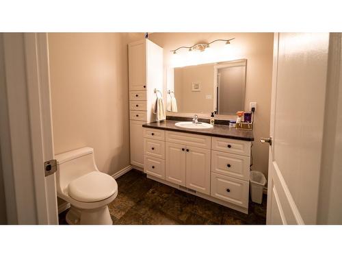 909 8 Avenue, Wainwright, AB - Indoor Photo Showing Bathroom