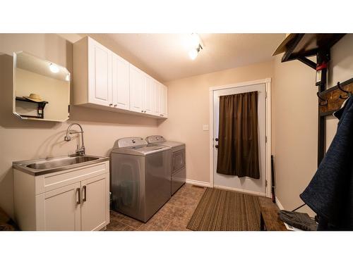 909 8 Avenue, Wainwright, AB - Indoor Photo Showing Laundry Room