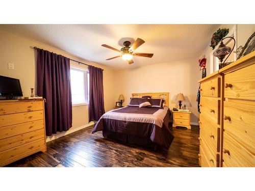 909 8 Avenue, Wainwright, AB - Indoor Photo Showing Bedroom