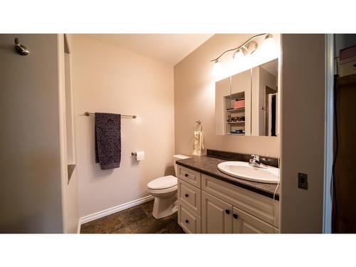 909 8 Avenue, Wainwright, AB - Indoor Photo Showing Bathroom