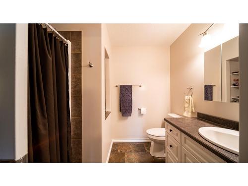 909 8 Avenue, Wainwright, AB - Indoor Photo Showing Bathroom