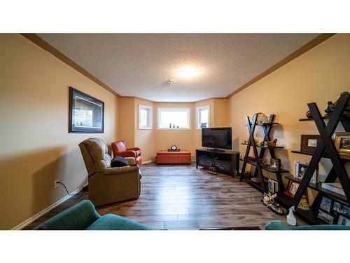 909 8 Avenue, Wainwright, AB - Indoor Photo Showing Living Room