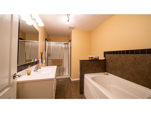 909 8 Avenue, Wainwright, AB - Indoor Photo Showing Bathroom