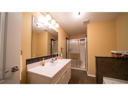 909 8 Avenue, Wainwright, AB - Indoor Photo Showing Bathroom