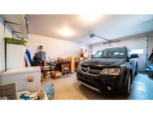 909 8 Avenue, Wainwright, AB - Indoor Photo Showing Garage