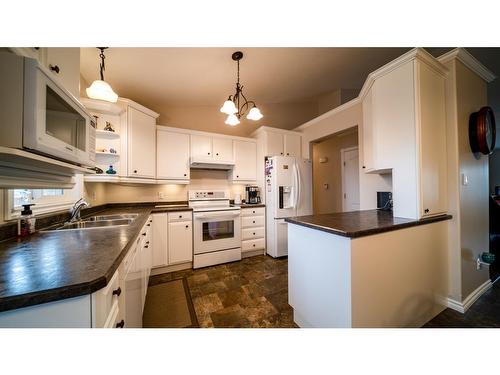 909 8 Avenue, Wainwright, AB - Indoor Photo Showing Kitchen With Double Sink