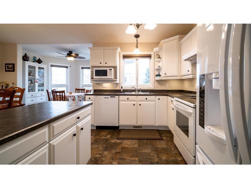 909 8 Avenue, Wainwright, AB - Indoor Photo Showing Kitchen With Double Sink