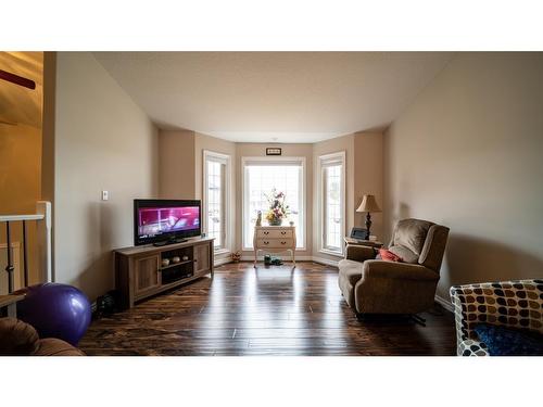 909 8 Avenue, Wainwright, AB - Indoor Photo Showing Living Room