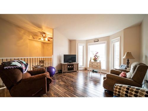 909 8 Avenue, Wainwright, AB - Indoor Photo Showing Living Room