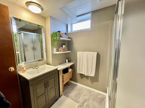 406 Railway Avenue, Paradise Valley, AB - Indoor Photo Showing Bathroom