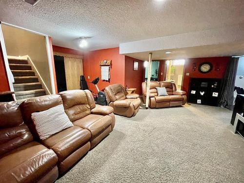 406 Railway Avenue, Paradise Valley, AB - Indoor Photo Showing Living Room
