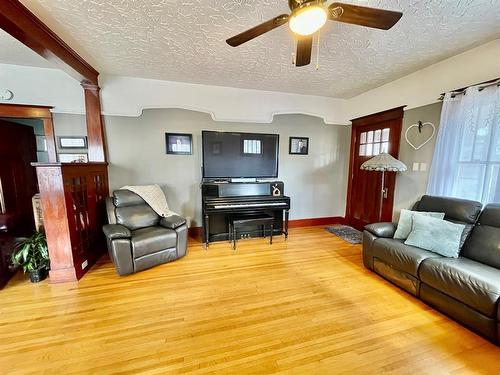 406 Railway Avenue, Paradise Valley, AB - Indoor Photo Showing Living Room