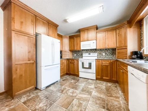 4432 56 Avenue, Provost, AB - Indoor Photo Showing Kitchen With Double Sink