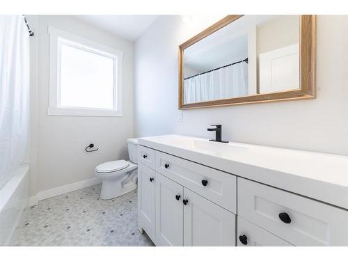 5510 50 Street, Lloydminster, AB - Indoor Photo Showing Bathroom