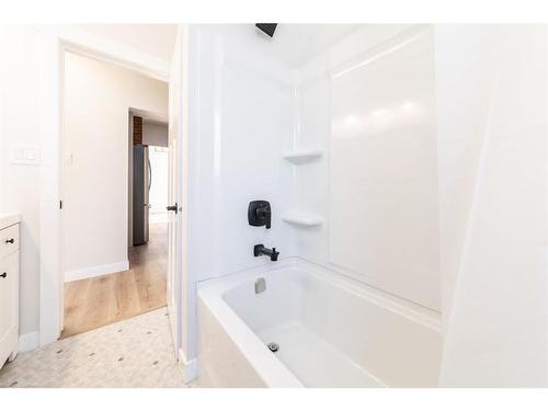5510 50 Street, Lloydminster, AB - Indoor Photo Showing Bathroom