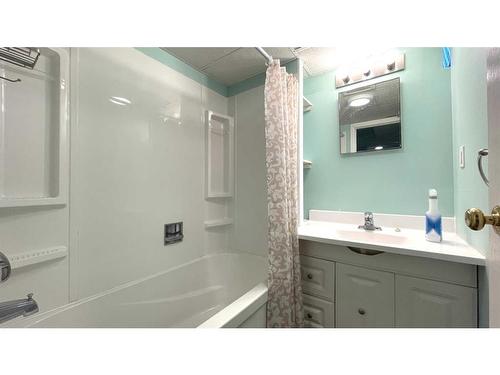 1113 4Th Avenue, Wainwright, AB - Indoor Photo Showing Bathroom