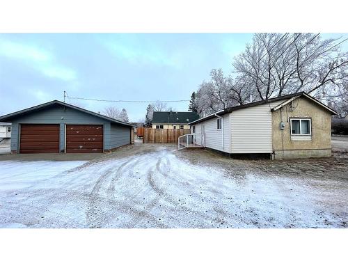 1113 4Th Avenue, Wainwright, AB - Outdoor