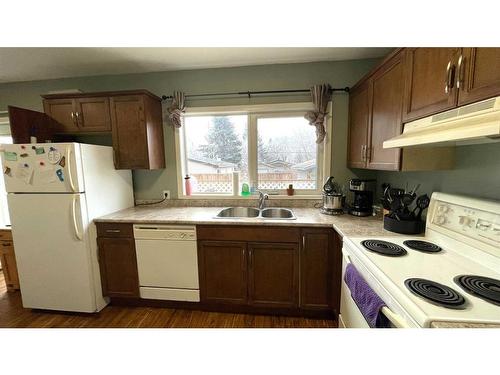 1113 4Th Avenue, Wainwright, AB - Indoor Photo Showing Kitchen With Double Sink