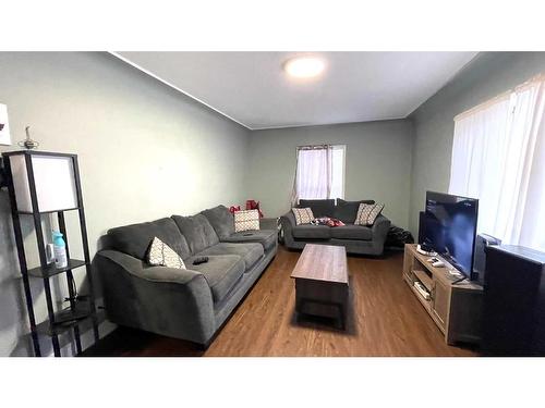 1113 4Th Avenue, Wainwright, AB - Indoor Photo Showing Living Room