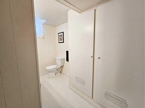 10 Coutts Street, Hughenden, AB - Indoor Photo Showing Bathroom