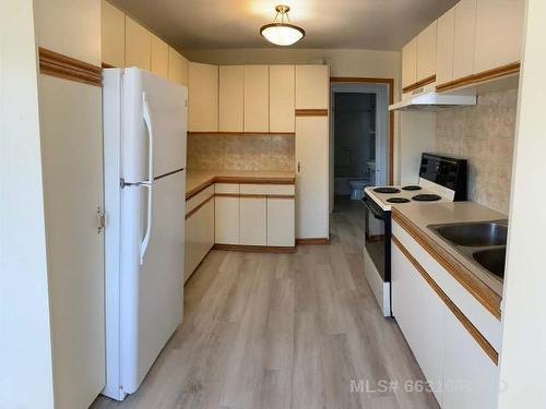 1130 15 Street, Wainwright, AB - Indoor Photo Showing Kitchen With Double Sink