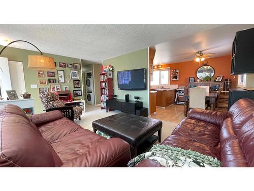 4920 49 Street, Hardisty, AB - Indoor Photo Showing Living Room