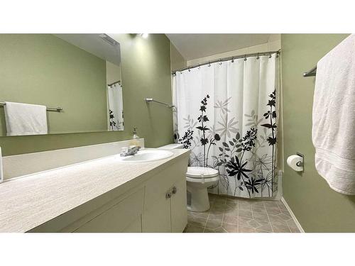 4920 49 Street, Hardisty, AB - Indoor Photo Showing Bathroom