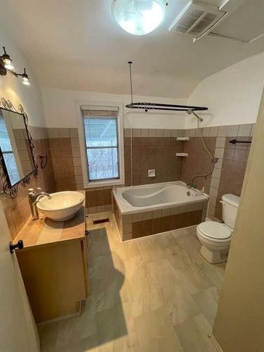 833 7 Avenue, Wainwright, AB - Indoor Photo Showing Bathroom