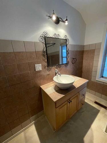 833 7 Avenue, Wainwright, AB - Indoor Photo Showing Bathroom