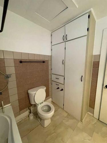 833 7 Avenue, Wainwright, AB - Indoor Photo Showing Bathroom