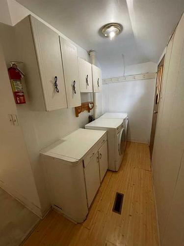 833 7 Avenue, Wainwright, AB - Indoor Photo Showing Laundry Room