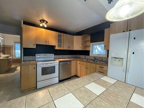 833 7 Avenue, Wainwright, AB - Indoor Photo Showing Kitchen With Double Sink